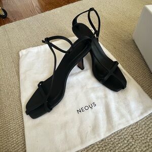 Neous Jumel Navy Strappy Square-Toe Heeled Sandals Sz 39